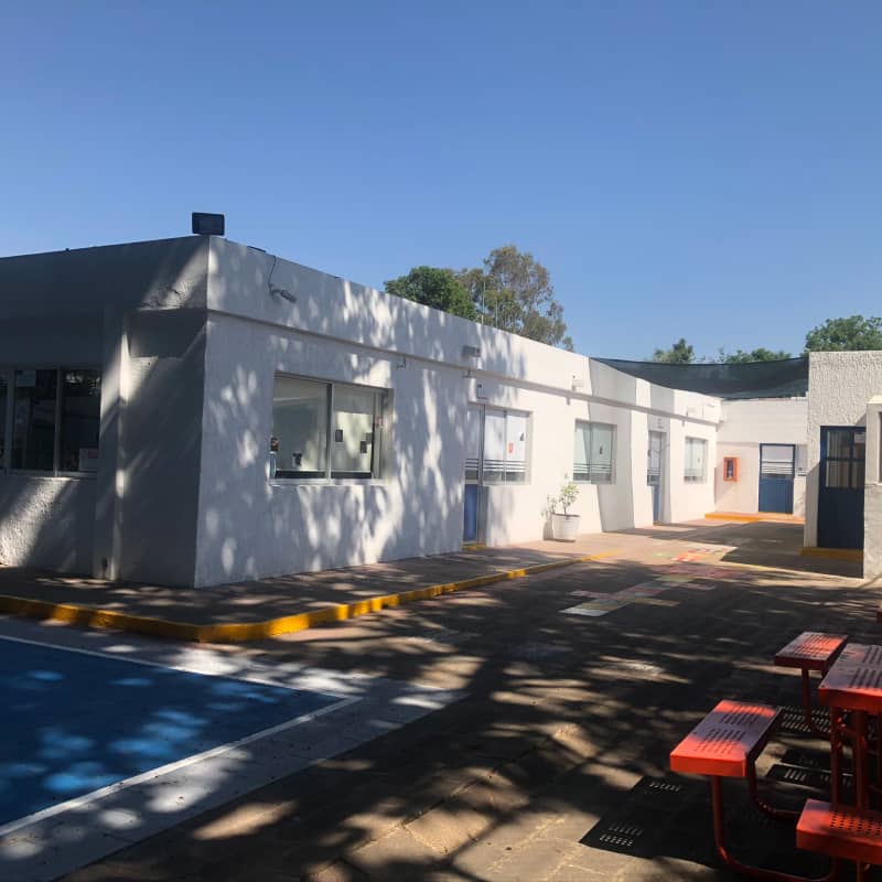 Exterior de edificio de una planta en Colegio Interamericano.