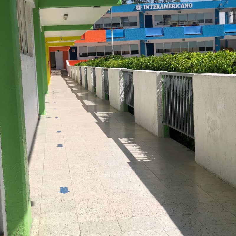 Pasillo en exterior en primera planta de edificio de salones en Colegio Interamericano.