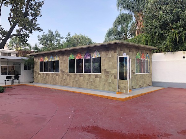 Exterior de capilla católica en Colegio Interamericano.