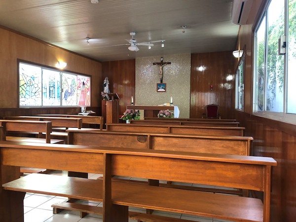  Interior de capilla católica de Colegio Interamericano Guadalajara.